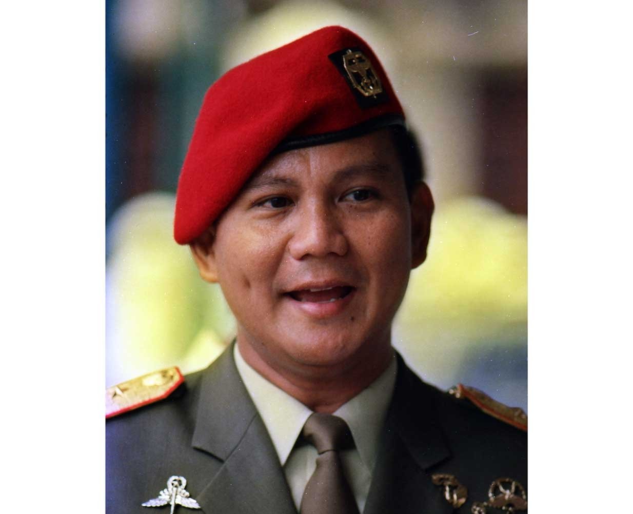 Foto prabowo subianto muda dan perbandingan dengan sekarang